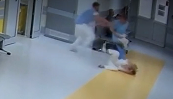 VIDEO: Šokujúce zábery z nemocnice. Agresívny pacient použil lekárku ako štít, tá preletela cez dvere