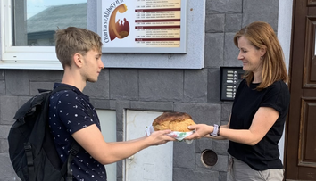 Študent zo Slovenska zaujal krásnym gestom. Sám pečie chlieb a nosí ho neznámym ľuďom