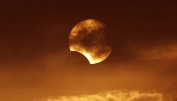 Zažijeme ďalší astronomický jav. Cez víkend sa zadívajte na oblohu, prichádza zatmenie Slnka