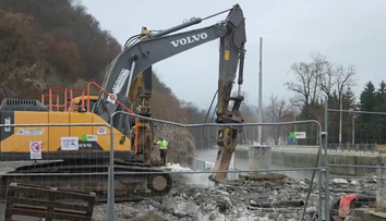 V Banskej Bystrici začali búrať most v havarijnom stave. Do roka ho má nahradiť nový