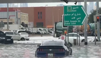 Dubaj pod vodou: Dážď zatopil mesto, ulice sa menia na rieky