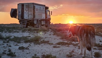 Rok a pol na cestách: Slovenský pár nezastavil ani požiar ich domu na kolesách