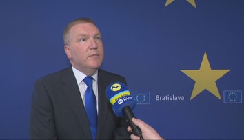 Exkluzívny rozhovor s eurokomisárom pre demokraciu: Téma dvoch pohlaví v ústave stále nie je vyriešená