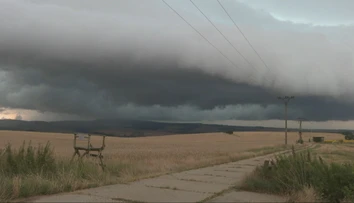 Lovci búrok sledovali nebeské divadlo na Záhorí. Podarilo sa im zachytiť aj fascinujúci búrkový úkaz