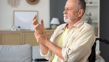 Parkinsonova choroba sa začína skôr, než sa trasú ruky. Odborník upozorňuje na varovné signály