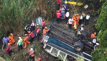Tragédia v Guatemale. Po zrútení autobusu z diaľničného mosta zomrelo viac ako 50 ľudí