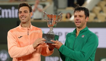 Roland Garros: Víťazný pár sa tešil z premiérového titulu. Briti sa museli pred súpermi skloniť