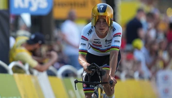 V individuálnej časovke bol najrýchlejší Remco Evenepoel. Najväčší favorit na celkový triumf je v žltom drese