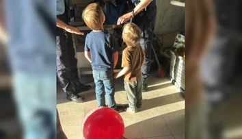 Tvrdila, že idú hľadať poklad. Krkavčia matka synom (3 a 5) zaviazala oči a nechala ich v lese napospas osudu