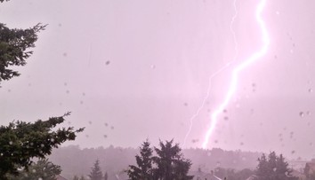 Na Slovensko mieria silné búrky. Hrozia prívalové povodne aj krúpy