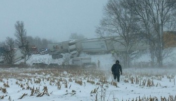 VIDEO: Hromadná nehoda na diaľnici. V jednej kope skončilo viac ako 100 áut