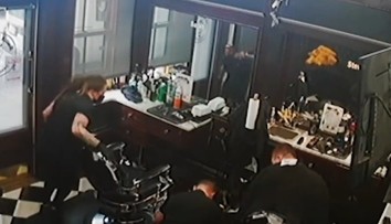 VIDEO: Krvavý incident v barbershope. Muž si pred očami zákazníka nechtiac zapichol do hrude nožnice
