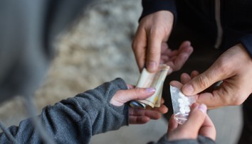 V stánku s pareničkami a oštiepkami ponúkala aj pervitín. Pozrite si zábery z policajnej akcie „Korbáčik“