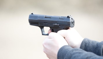 Žiaci u našich susedov sa učia, ako narábať so zbraňami. Výcvik absolvujú v rámci vyučovania v škole