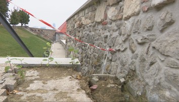 Problém s prasklinami na Bratislavskom hrade trvá dlhšie. Developer tvrdí, že s projektom Vydrica to nesúvisí