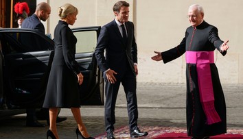 Obete zneužívania vyzvali Emmanuela Macrona, aby túto tému otvoril na stretnutí s pápežom