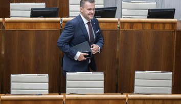 Ministra investícií Migaľa zatiaľ neodvolajú. Mimoriadnu schôdzu sa nepodarilo otvoriť