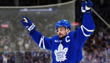 VIDEO: Auston Matthews pomohol hetrikom k veľkému obratu. Na klubovú legendu Toronta mu chýba jediný gól