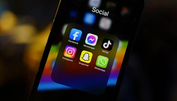 Dávate dieťaťu mobil, aby prestalo plakať? Vedci varujú pred následkami