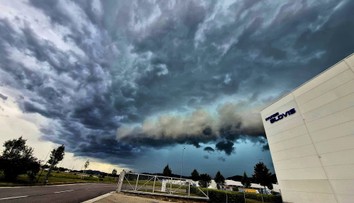 FOTO: Na Slovensko dorazila výrazná búrková línia. Prináša lejak aj silný vietor