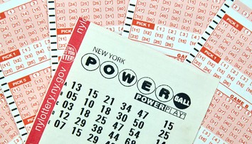 Padol historicky druhý najvyšší jackpot v Powerballe. Dvaja výhercovia verili týmto šťastným číslam