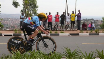 Belgičan Remco Evenepoel suverénne vyhral časovku. Oslavuje tretí titul majstra sveta v sérii