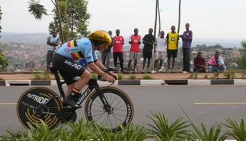 Belgičan Remco Evenepoel suverénne vyhral časovku. Oslavuje tretí titul majstra sveta v sérii