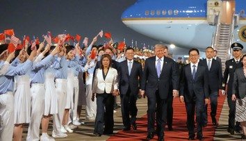 FOTO+ VIDEO: Trump priletel na návštevu Číny. Z lietadla vyzval Si Ťin-pchinga, aby otvoril dvere pre americké firmy