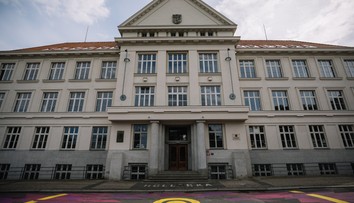 „Budeme vykonávať pomstu.“ Študentka spolužiakovi naliala smrteľnú dávku metanolu, odpila si aj učiteľka