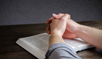 Chcel sa pomodliť, teraz mu hrozí až 5 rokov väzenia. Polícia obvinila muža z krádeže auta