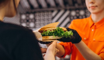 Neuveriteľné prepitné. Žena namiesto sumy omylom zadala svoje telefónne číslo, stálo ju to tisíce