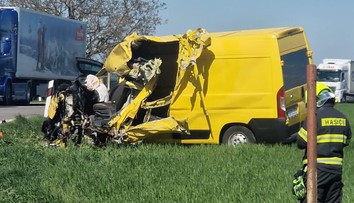 FOTO: Po čelnej zrážke zostala z kabíny dodávky len diera. Pri Nitre zasahoval vrtuľník