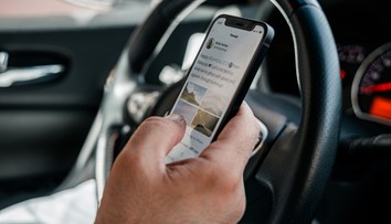 Dostala pokutu za mobil za volantom. „Bola to vyprážaná cuketa,“ bráni sa