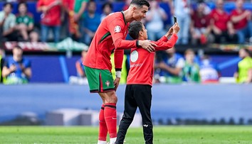 VIDEO: Selfie s Ronaldom skúšali na trávniku až piati. Usporiadateľ namiesto výtržníka „zostrelil“ Portugalčana