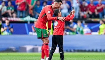 VIDEO: Selfie s Ronaldom skúšali na trávniku až piati. Usporiadateľ namiesto výtržníka „zostrelil“ Portugalčana