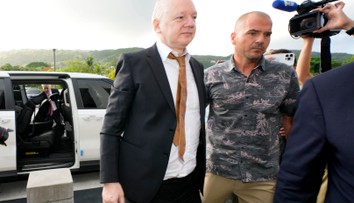 Julian Assange sa priznal k sprisahaniu. Namiesto väzenia však ide na slobodu