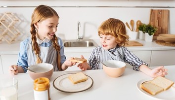 Keď starší súrodenec supluje rodiča: Kde je hranica a kedy už ide o problém