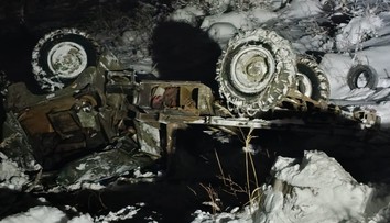 Tragické ráno na Orave. Nákladné auto sa v ťažkom teréne prevrátilo, o život prišli dvaja muži