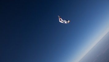 Žene sa počas zoskoku neotvorili padáky, zázračne prežila pád z výšky 1 500 metrov