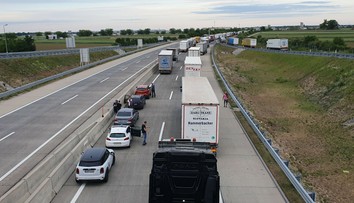 Na diaľničnom hraničnom priechode Jarovce - Kittsee sa v nedeľu podvečer tvorila kolóna