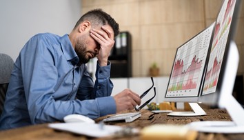 Americké akciové trhy sa prepadli, clá zasiahnu aj Slovensko. Odborník priblížil detaily