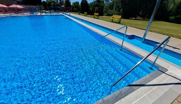 Veľký bazén na jednom z bratislavských kúpalísk odstavili. Voda nespĺňa hygienické limity