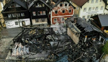 FOTO: Požiar zničil rakúsku obec zapísanú v zozname UNESCO