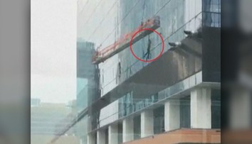 Umývači okien mali čo robiť, aby sa udržali na plošine, ktorú rozhýbal vietor