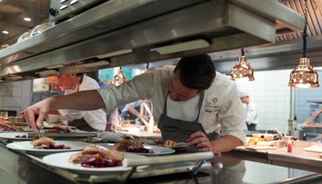 Turista sa sťažoval na jedlo v reštaurácii. Kuchár ho fyzicky napadol