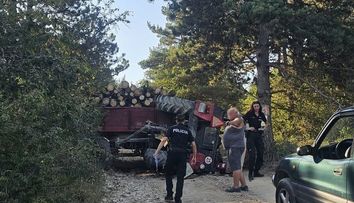 Tínedžer (18) v Čachticiach na traktore viezol drevo. Po prevrátení sa ho do nemocnice bral vrtuľník