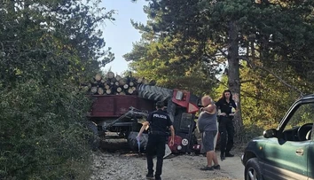 Tínedžer (18) v Čachticiach na traktore viezol drevo. Po prevrátení sa ho do nemocnice bral vrtuľník