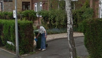 Žena zažila šok. Vďaka Google Earth uvidela mŕtvu mamu, ako polieva kvety