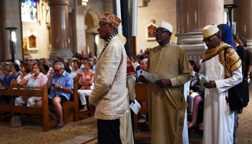 Toto asi teroristi nečakali. Moslimovia si prišli uctiť pamiatku zabitého kňaza