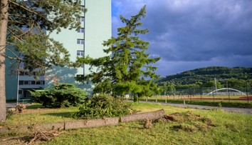 Studený front zrazí teploty, hrozí aj silný vietor. Do konca týždňa však opäť vystúpia nad tridsiatku